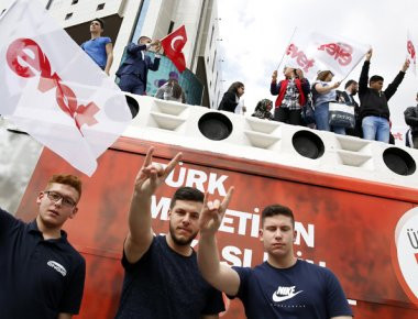 Guardian: «Η Τουρκία έχει εισέλθει σε ένα τρομακτικό και απρόσμενο νέο κεφάλαιο στην πολιτική ιστορία της»